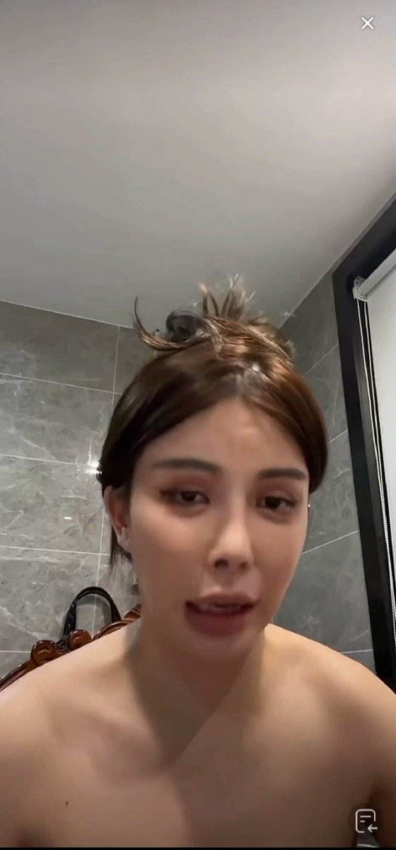 抖音主播全裸直播 怀疑是故意的 但没有证据哈 这两奶子都挂到肚脐眼了