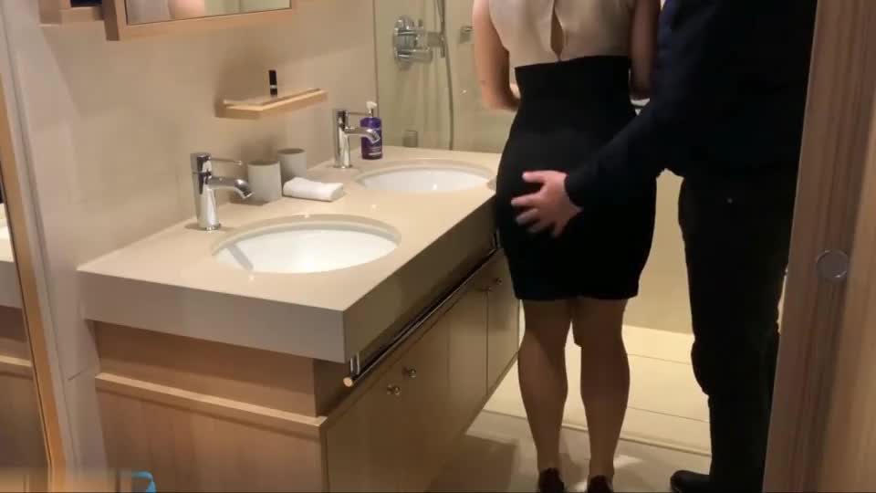 职业俏佳人，OL女主管，丰乳肥臀，酒店洗浴台，火辣后入，白虎娇妻喊着’用力，用力‘，爽哦！
